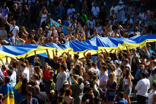 L'indipendenza di Zelensky. "Lotteremo fino alla fine". Ma razzi sui treni: 22 morti