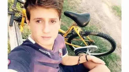 Davide pestato a sangue per una camicia sbagliata. "Scambiato per un altro"