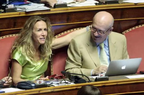 Dalla Tanzania alla Grecia, ecco che fine hanno fatto Sandro Bondi e Manuela Repetti