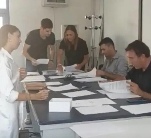 Il candidato di Calenda firma le assunzioni in campagna elettorale come Emiliano