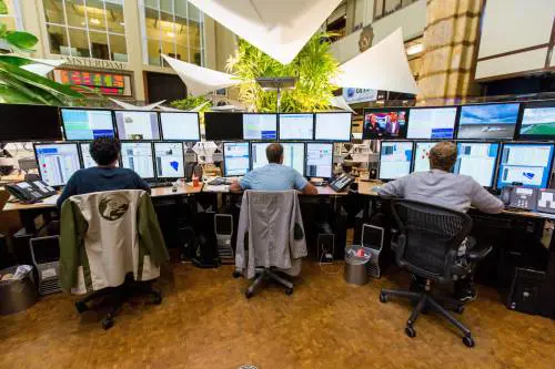Mentre le azioni Tiscali volano, le Borse riprendono fiato