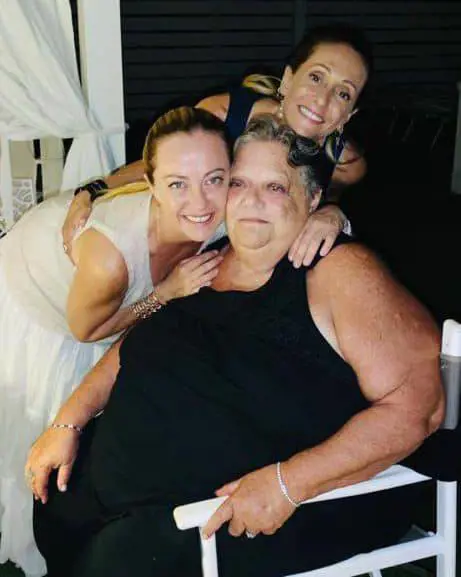Devianze, Meloni pubblica foto con la madre obesa: "Posso odiare chi amo di più al mondo?"