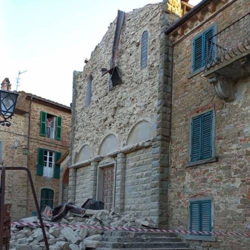 Il crollo di parte della facciata della chiesa di Oliveto