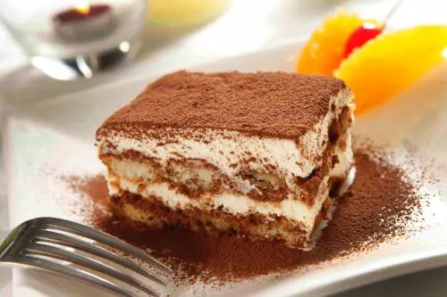 Mangia un tiramisù "vegano", va in coma e muore: cos'è successo