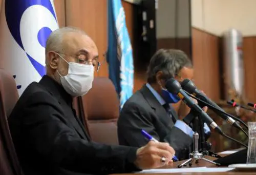 Teheran, la prima volta delle donne allo stadio. La propaganda del regime e l'ombra del nucleare