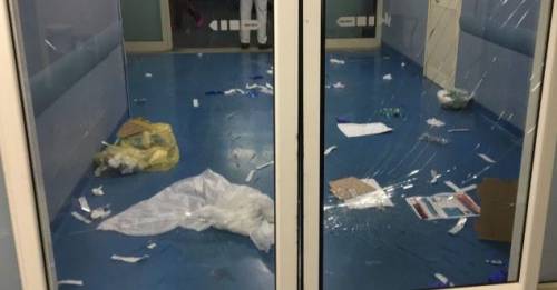 Aggredisce medici, infermieri e distrugge la sala d'attesa del pronto soccorso