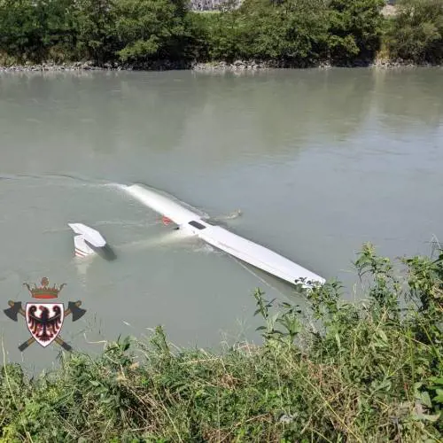 L'ultraleggero precipitato nell'Adige (Foto Federazione dei Corpi Vigili del Fuoco Volontari Provincia Autonoma di Trento)