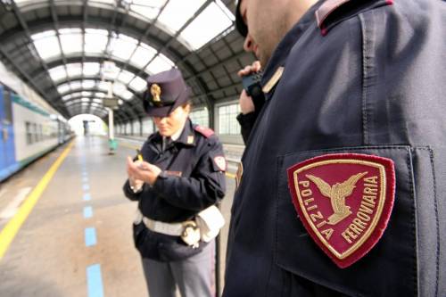 Vestito da donna, abusa di un minorenne sul treno: choc a Milano