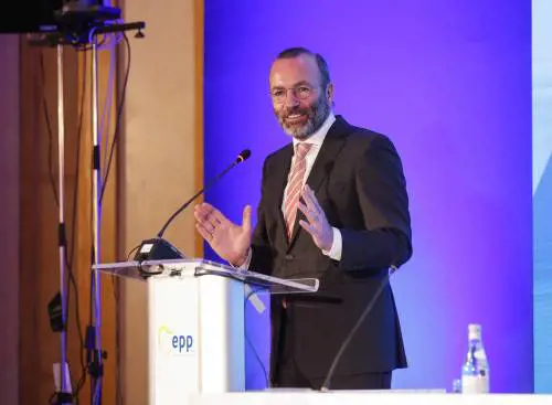 Scoppia la bufera su Weber. E Berlusconi lo gela così