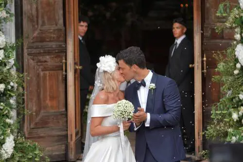 Lo strascico, le damigelle e il grande assente. Così Federica La Divina ha detto "sì" a Matteo