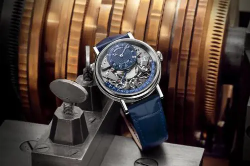 Breguet Tradition, Quantième Rétrograde 7597, l'800 si veste di blu