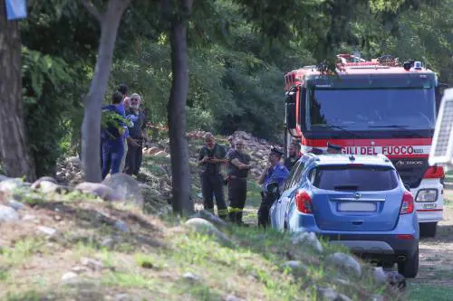 Il cadavere di un uomo è stato scoperto in un'auto data alle fiamme nel bresciano