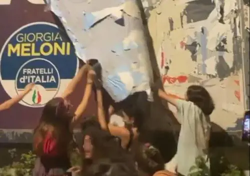 Un altro sfregio alla Meloni: strappato il manifesto dalle femministe