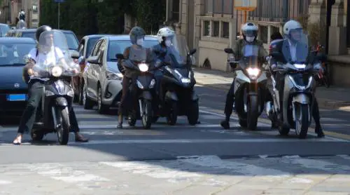 La nuova crociata della sinistra: dopo le auto, è guerra ai motorini