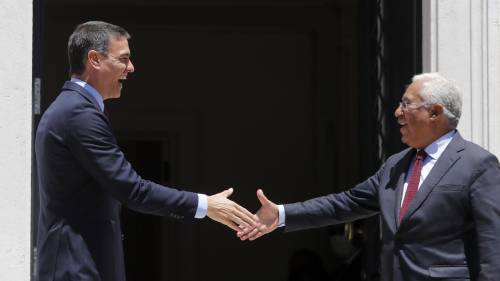 Pedro Sanchez (a sinistra) e Antonio Costa (a destra), primi ministri di Spagna e Portogallo