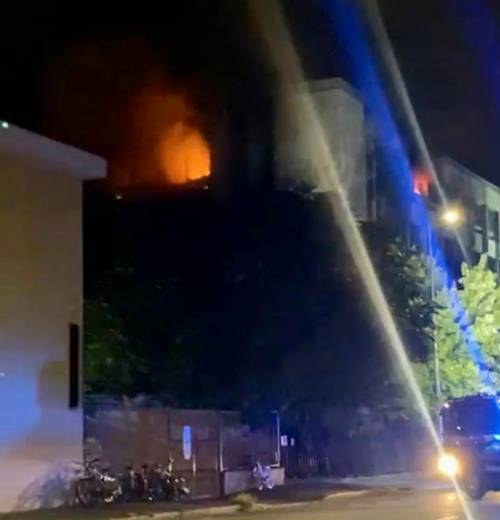 A fuoco "l'hotel abusivo dei clandestini". Scoppia la polemica a Milano