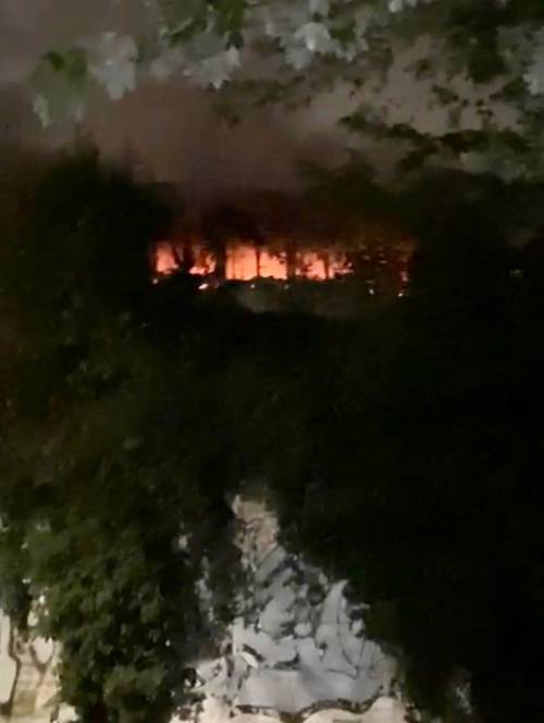 Milano, vasto incendio in edificio occupato da clandestini