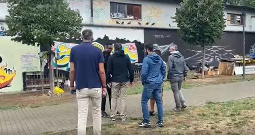 "Sangue per tutti". Aggressione choc del migrante al leghista nella favela abusiva