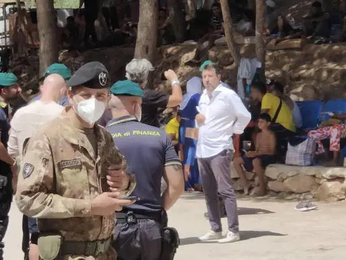 Blitz di Salvini nell'hotspot dei migranti: "Business indegno di un Paese civile"