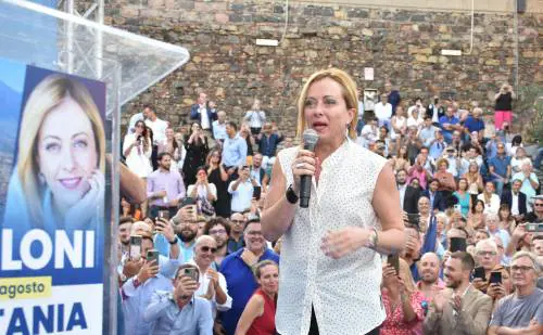 L'ultimo assalto alla Meloni: usano la sua foto pure in un docufilm sul fascismo