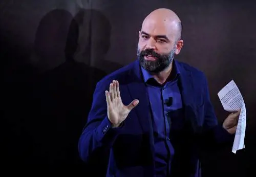 "Meloni bastarda". Saviano rivendica l'insulto per fare il martire
