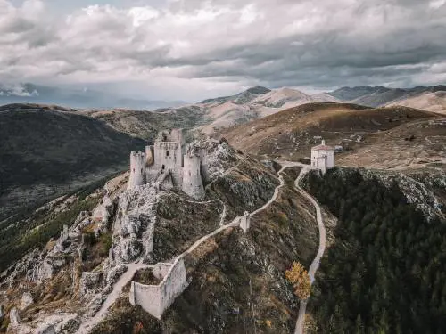Rocca Calascio, storia e leggende del castello di Ladyhawke