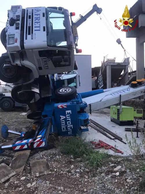 Cade una gru sulla linea del metrò 2: caos e paura