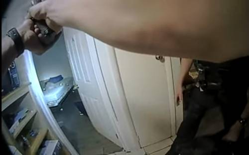 Poliziotto uccide afroamericano nel suo letto: il video choc in Usa