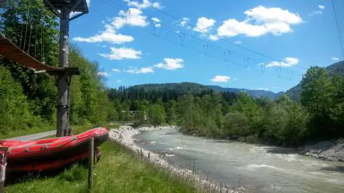 Rapinatore tramortisce papà. E il figlio annega nel fiume