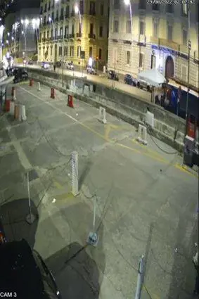 Senza patente in moto, impenna a folle velocità: così uccide la donna