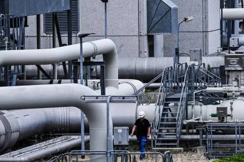 Gas, l'Europa prepara il taglio dei consumi. Battaglia sul price cap