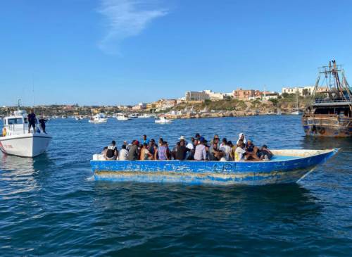 L'autunno non ferma i clandestini: boom di sbarchi, Lampedusa nel caos