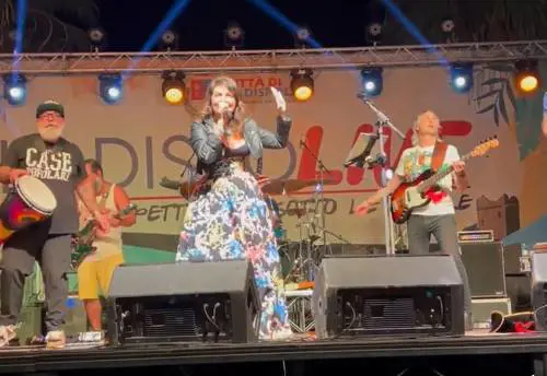 Si spoglia e molesta le spettatrici: choc al concerto di Cristina D'Avena
