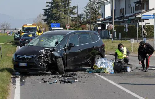 L'auto si ribalta e prende fuoco: muore bimba di 5 anni