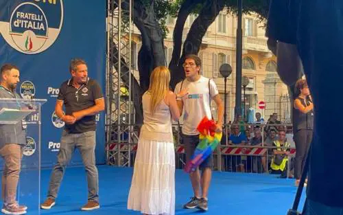 Sale sul palco e contesta la Meloni. Lei lo gela: "È la democrazia"