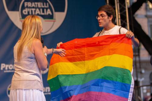 "Grazie Giorgia". Il post del contestatore salito sul palco della Meloni