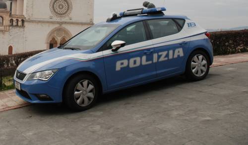 Una volante della polizia ad Assisi