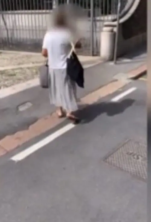 "L'educazione e la decenza sotto i piedi". Anziana chiama la polizia per un bacio gay