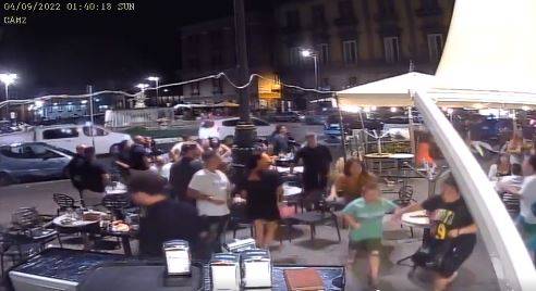 Spari nel centro di Napoli: panico tra i clienti in fuga dal bar