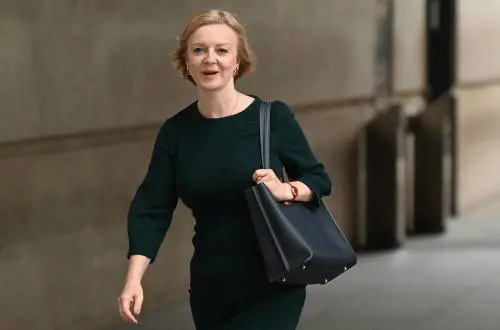 È il giorno della Truss: i tories incoronano la Thatcher di scorta