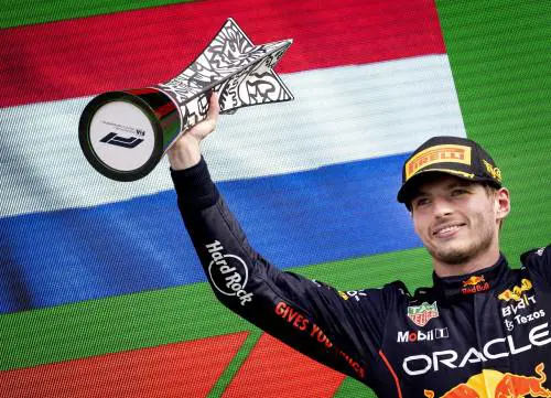 Max, festa senza fine. La Rossa cerca se stessa ma dimentica la gomma