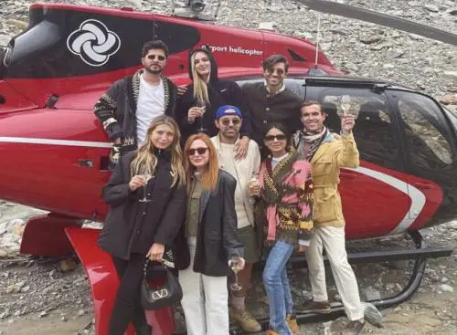 In elicottero sul ghiacciaio: così Chiara Ferragni predica bene ma razzola male