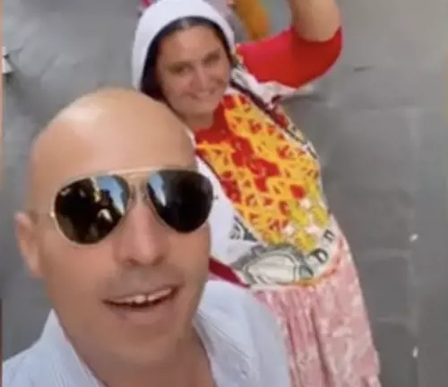 "Lei rideva, voleva i soldi". Parla il consigliere dopo il video con la rom