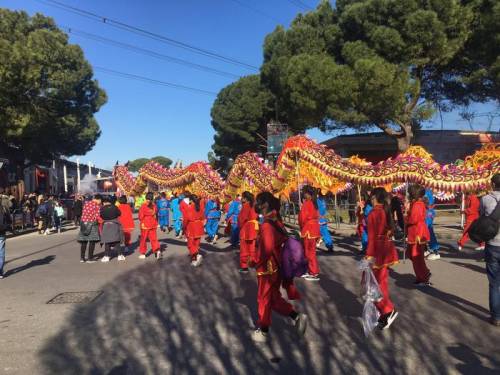 La sfilata del dragone durante il Capodanno, nella "chinatown" di Prato