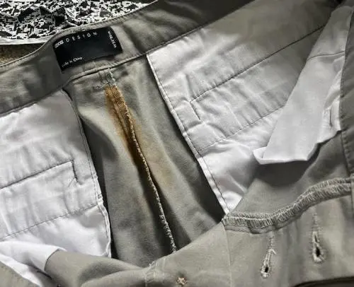 Compra online dei pantaloni ma gli arrivano sporchi: Asos nella bufera