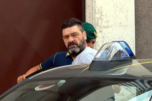 Il "pugile-naufrago" e il bagno ristrutturato: cosa c'è dietro la corruzione dell'agente