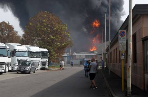 Maxi incendio in una azienda chimica a San Giuliano Milanese