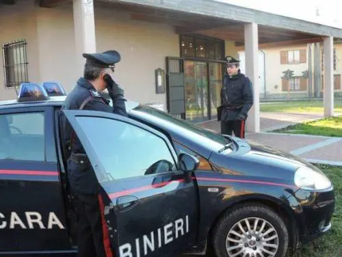 Una volante dei carabinieri (foto di repertorio)