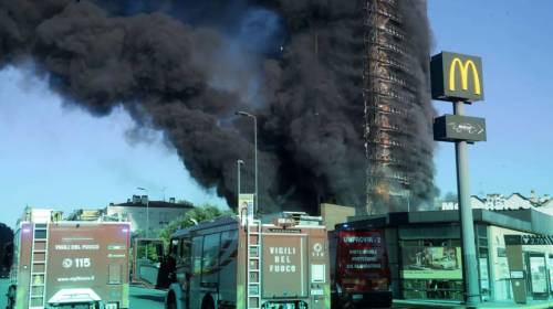 Incendio Torre dei Moro, 18 indagati tra cui due vigili del fuoco