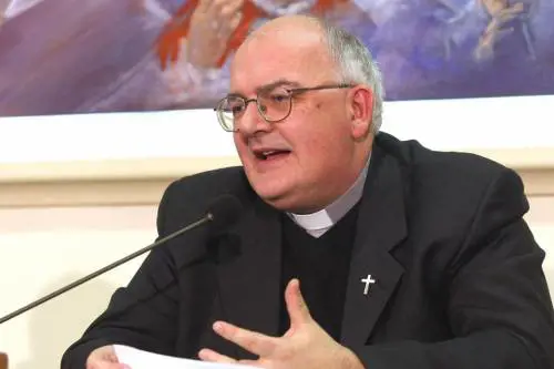 Scontro Cei-Meloni sui migranti. Ma i vescovi: "Regolare i flussi"